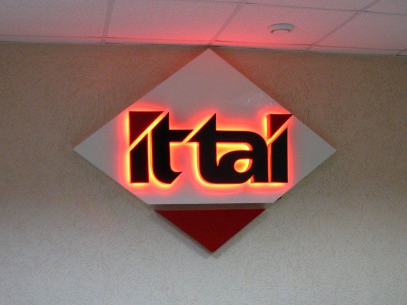 Объемные буквы с контражурной подсветкой для офиса компании Ittai