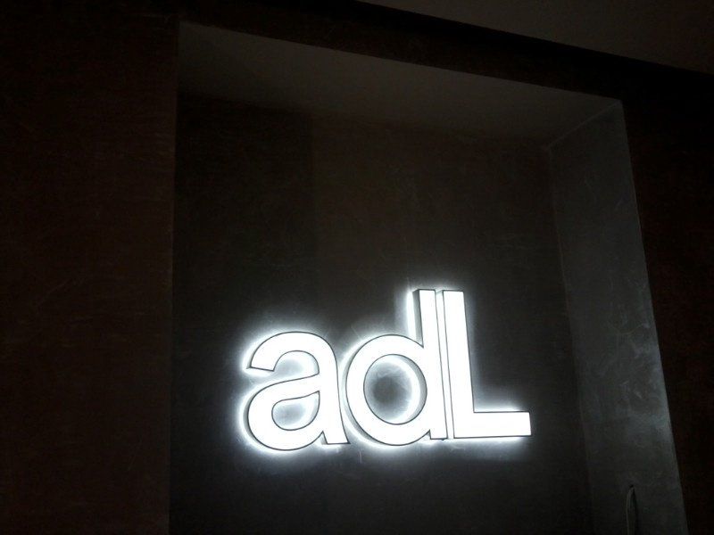 Светящаяся вывеска для салона "adl" из букв с led подсветкой.