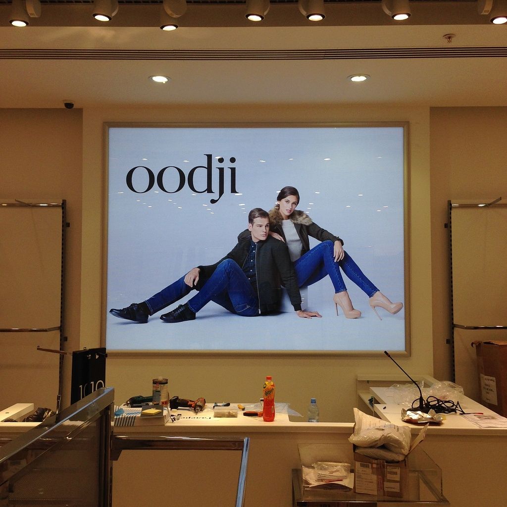 Световая панель для компании oodji от Заметно