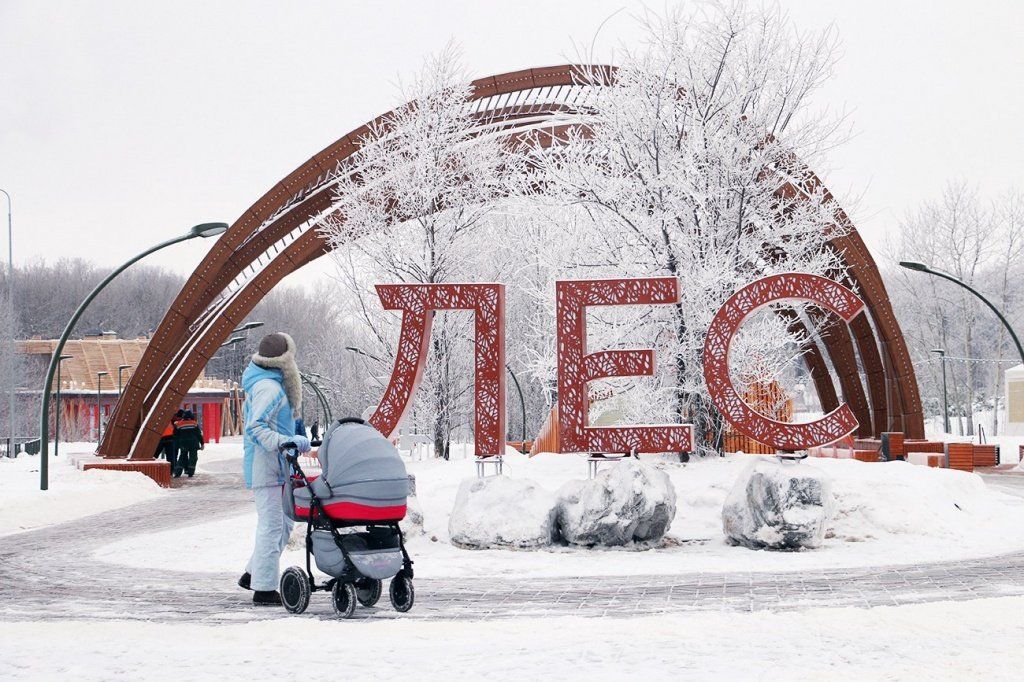 Вывеска из металла ЛЕС прекрасно смотрится и ночью и днем