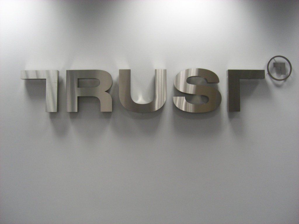Металлическая вывеска "Trust"