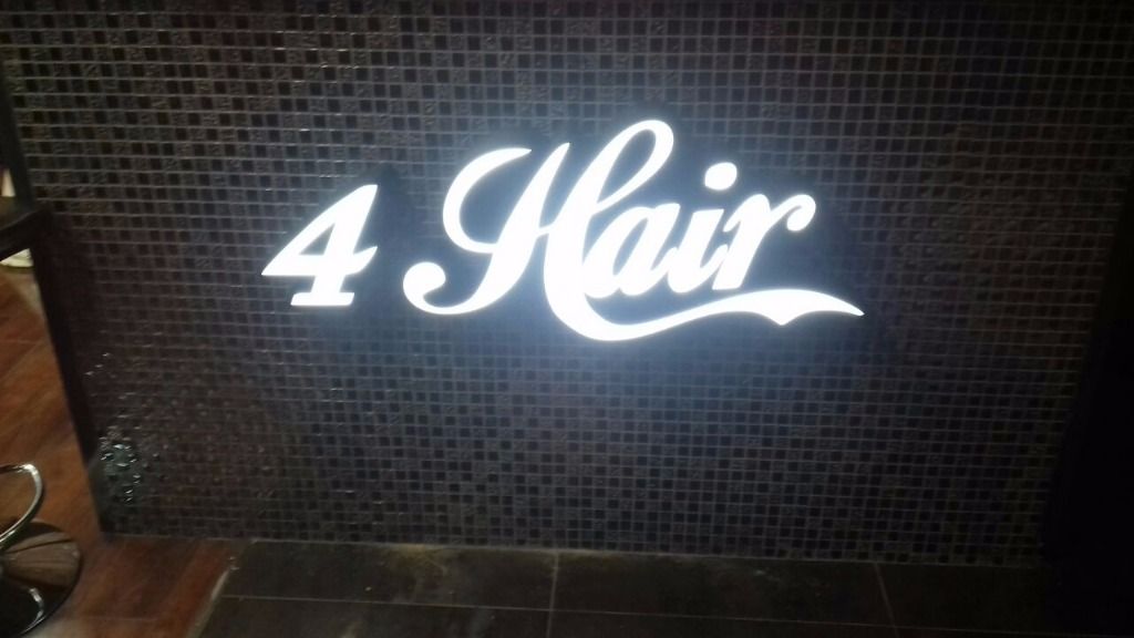 Для салона красоты и стрижек 4 Hair была сделана интерьерная вывеска вывеска.