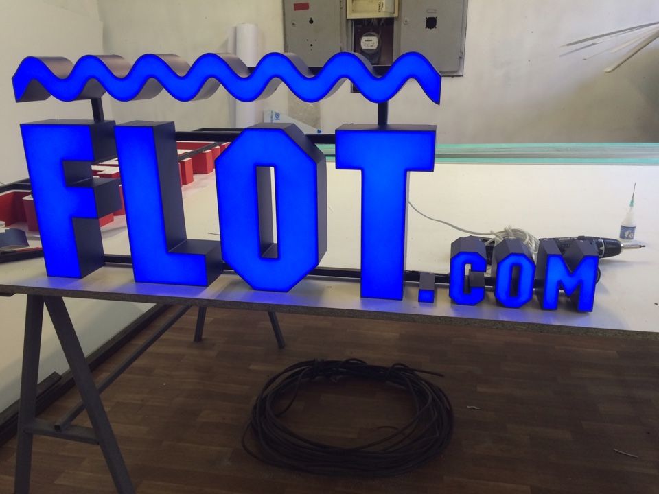 Вывеска объемные буквы FLOT.COM