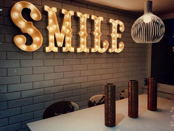 Винтажные ретро буквы для вывески SMILE
