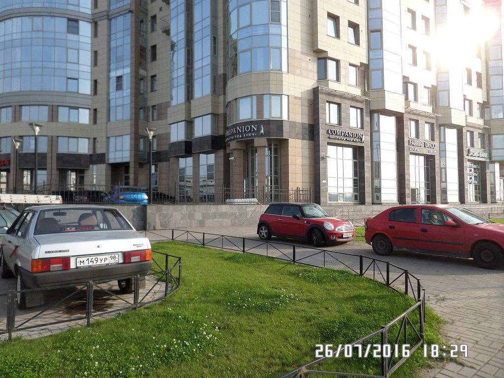 Общий вид фасада с смонтированной вывеской