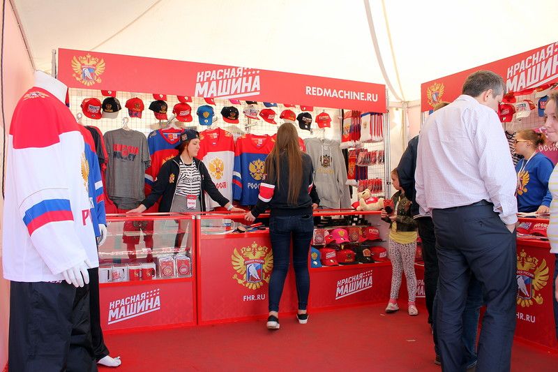 Красная машина.jpg Оформление точек продаж