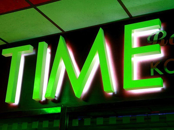Объемные буквы для интерьерной вывески магазина TIME