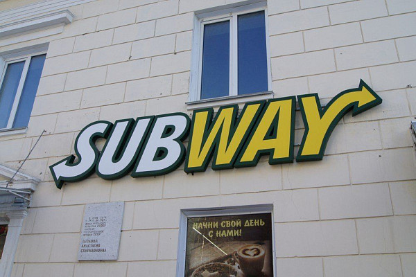 Изготовление рекламной вывески для кафе-ресторана "Subway" из объемных световых букв.