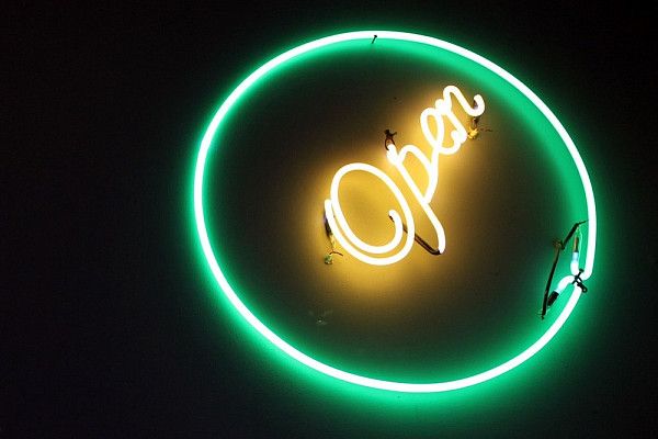 Неоновая вывеска "Open"