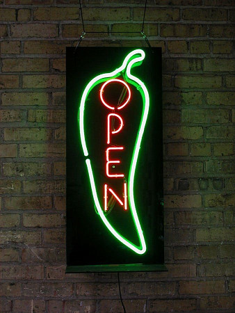 Неоновая вывеска "Open" для кафе