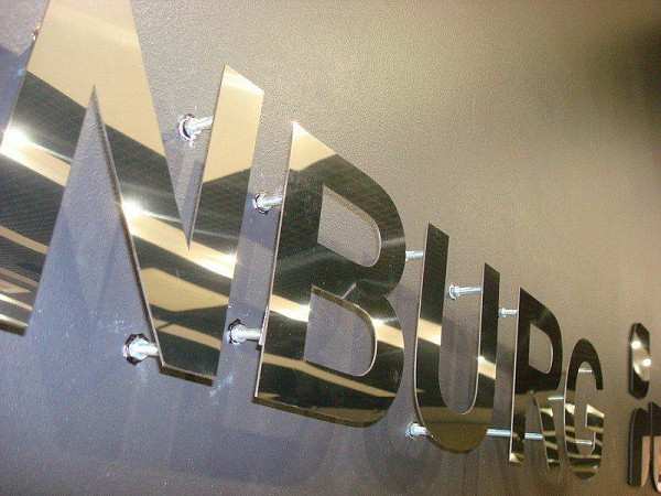 Металлическая вывеска для организации из псевдообъемных букв. Нержавеющая сталь.