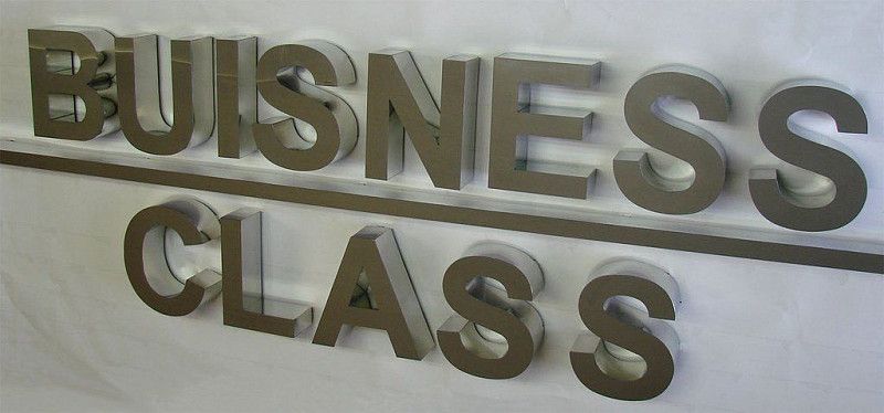 Вывеска для организации "Buisness class". Буквы из нержавейки без подсветки.