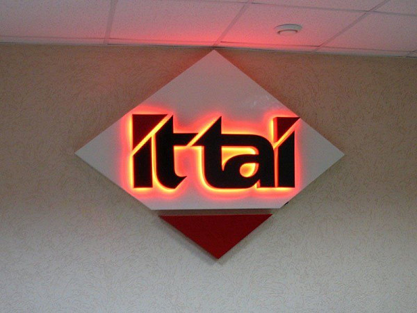 Объемные буквы с контражурной подсветкой для офиса компании Ittai