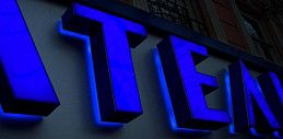 Вывеска для ателье из световых букв с комбинированной синей подсветкой