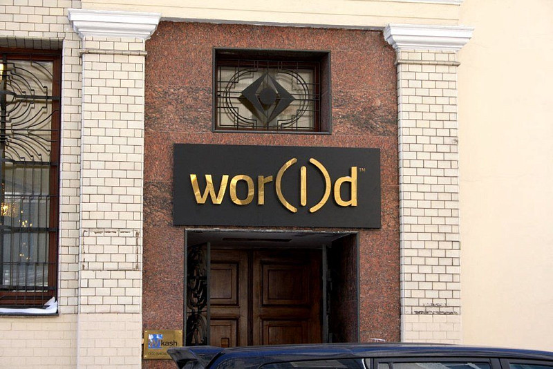 Металлическая вывеска под золото - "World". Специальное покрытие нержавеющей стали.