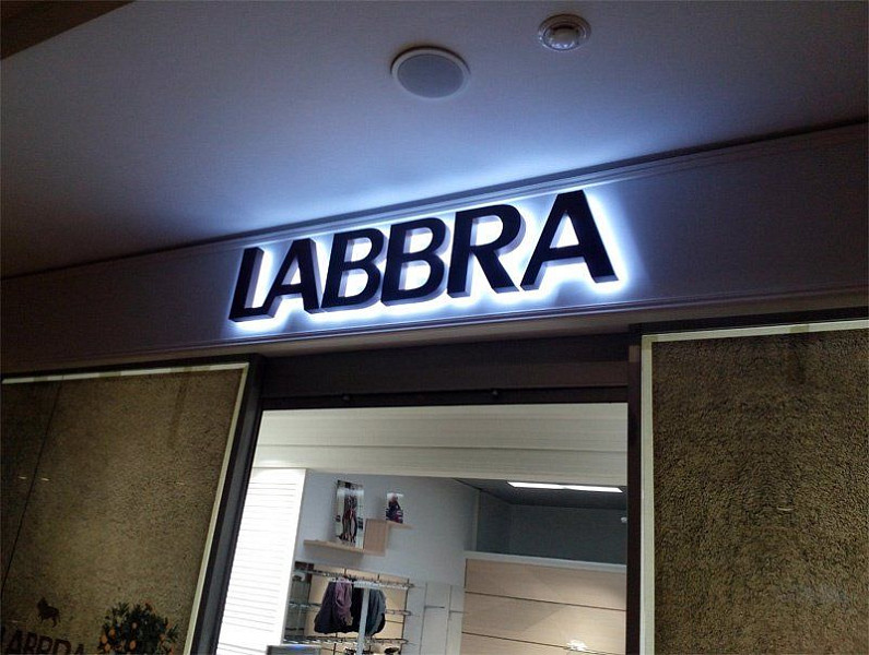 Котражурная вывеска из букв для магазина Labbra