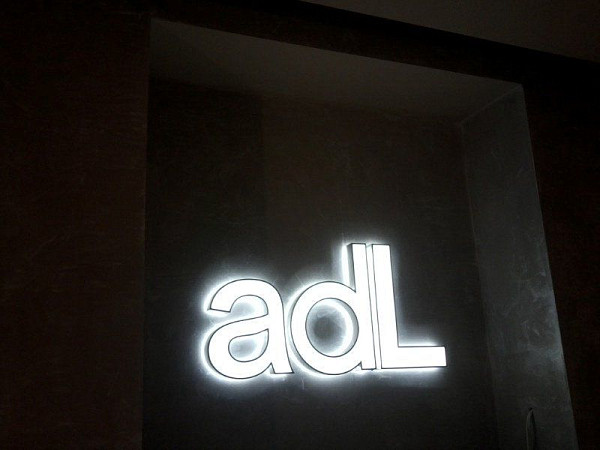 Светящаяся вывеска для салона "adl" из букв с led подсветкой.